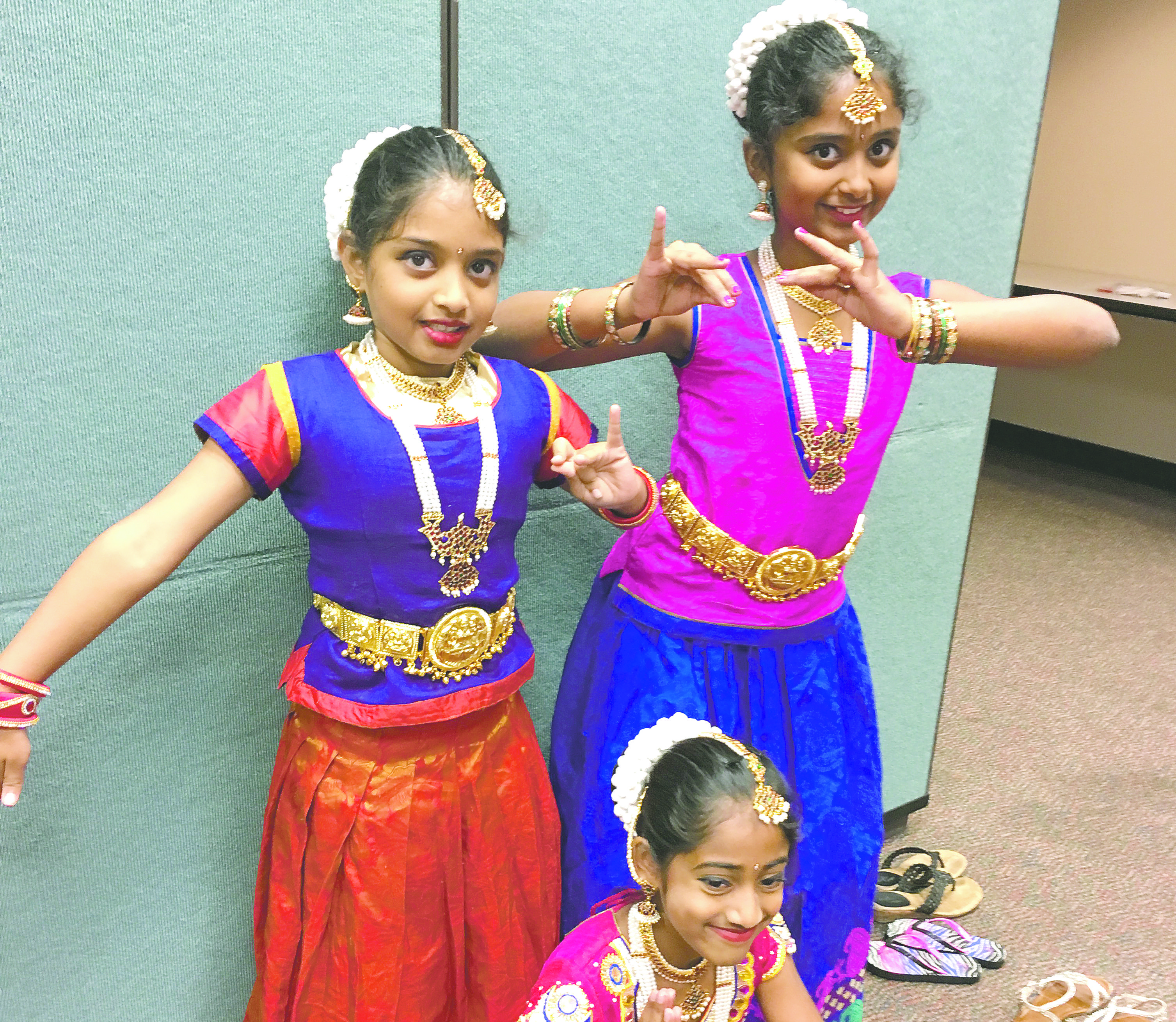 snl-jax-reads-indian-dance-at-se-lib-1704a